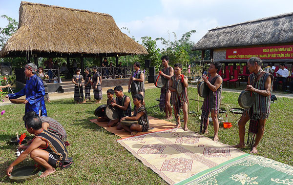 ສະເຫຼີມສະຫຼອງວັນບຸນມະຫາສາມັກຄີທົ່ວປວງຊົນທັງຊາດ ຫວຽດນາມ